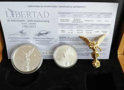 Zestaw 2 srebrnych monet z pozłacaną  figurką