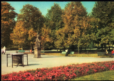 Warszawa - Ogr&oacute;d Saski (widok za pomnikiem Niezn. Żołn.